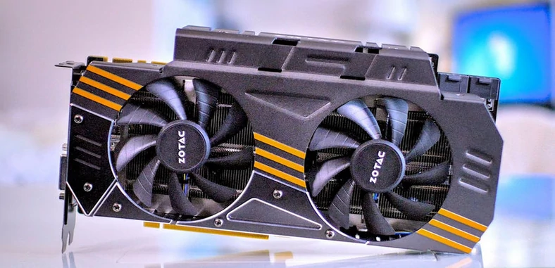 Karty Zotac GeForce GTX 980 AMP Omega można rozpoznać po dwóch wentylatorach i obudowie z paskami