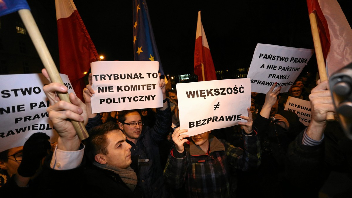 Jutro, w samo południe, na placu Dąbrowskiego łódzcy przedstawiciele Komitetu Obrony Demokracji organizują manifestację w proteście przeciwko – jak twierdzą – naruszaniu prawa przez rządzących. Podobne demonstracje odbędą się w całym kraju.