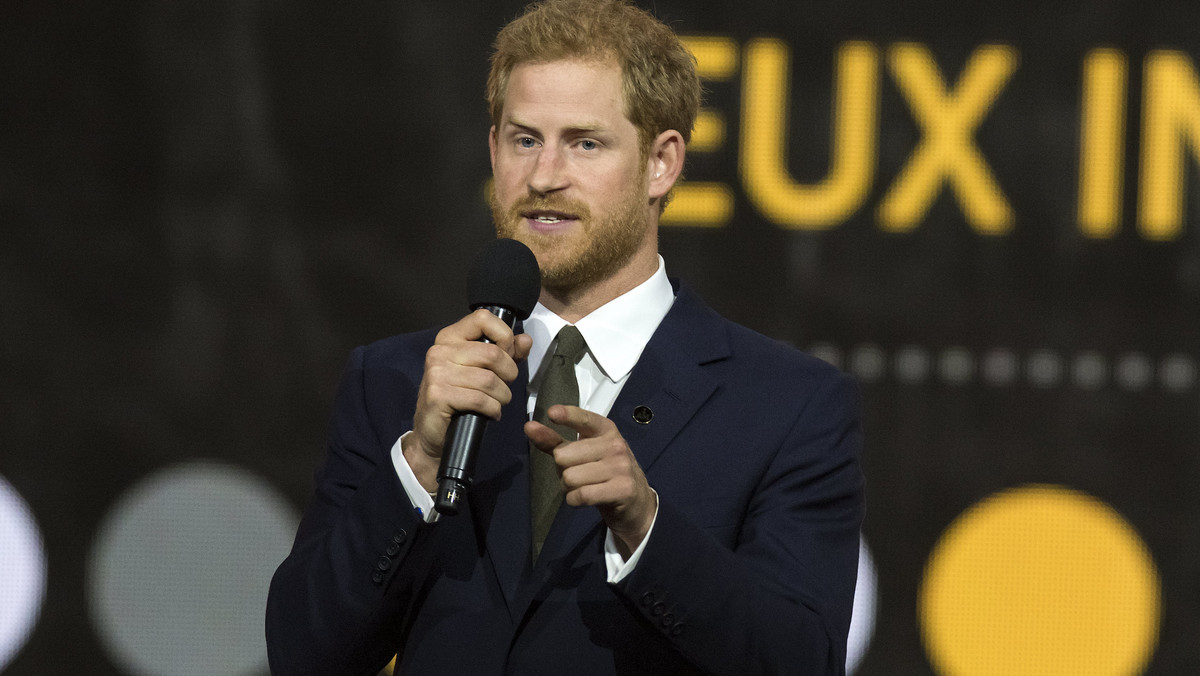 Książę Harry i aktorka Meghan Markle pokazali się razem na oficjalnej imprezie Invictus Games. Obiektywy kamer od razu zwróciły jednak uwagę, że podczas oficjalnej części para wcale nie siedziała obok siebie. Miejsce przy boku księcia Harrego zajęła... Melania Trump - informuje Daily Mail.