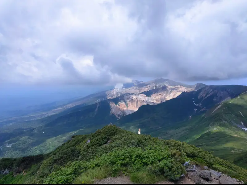 Widok na pasmo górskie Tokachi z góry Furano