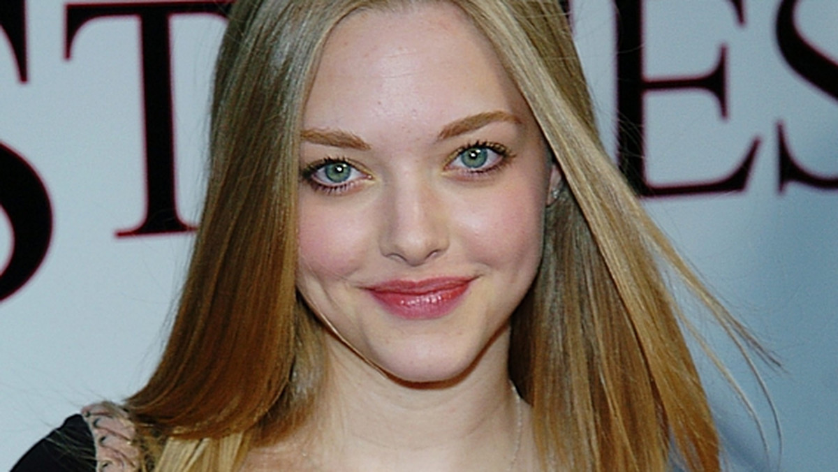 Amanda Seyfried z makijażem i bez