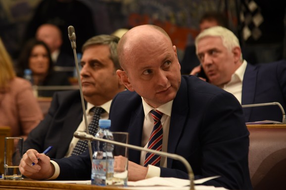 "CRNA GORA JE ZVANIČNO KAPITULIRALA PRED HRVATSKOM" Knežević u parlamentu: "Ovo je samo početak"