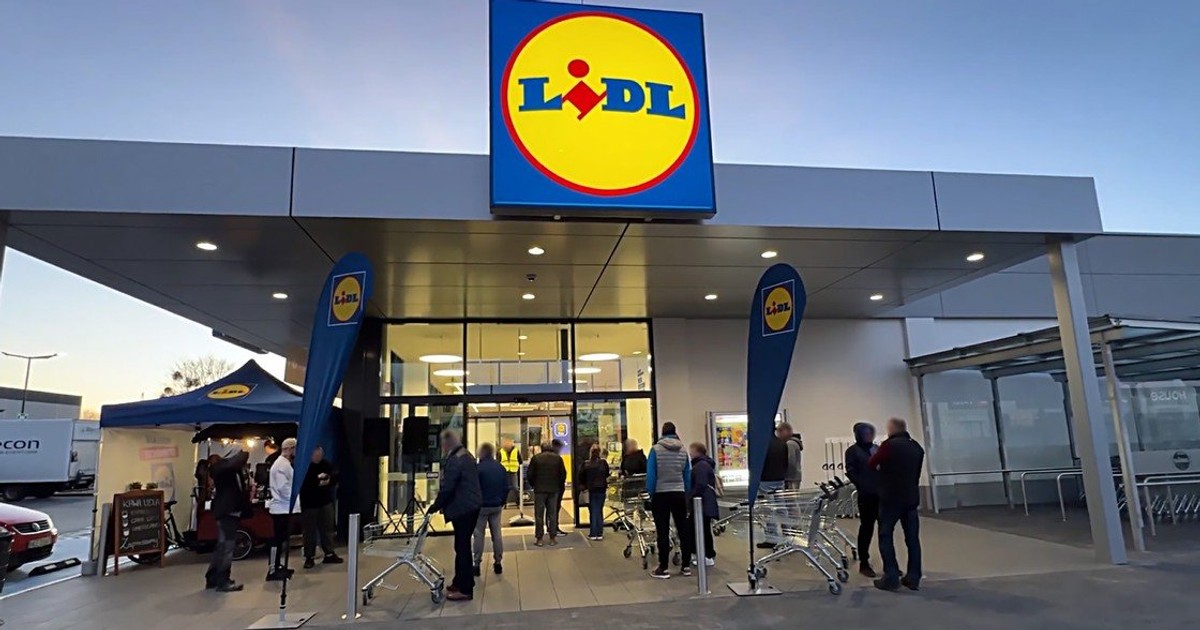 Lidl szaleje z cenami. Gratisy na warzywa, słodycze i pieluchy. Nic dziwnego, że w sklepach tłumy