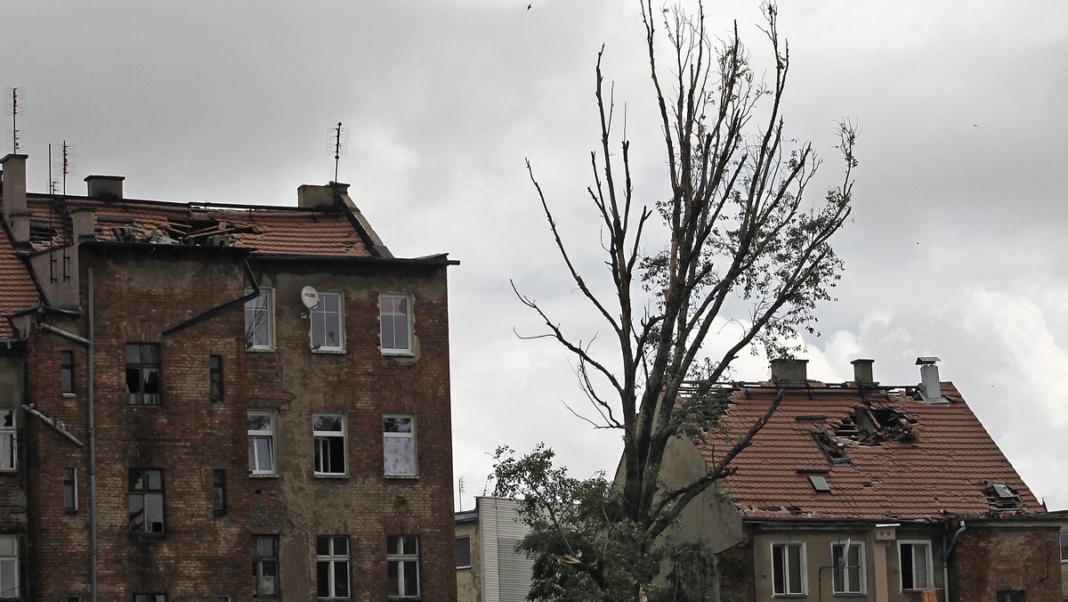 Mieszkańcy najbardziej dotkniętej niedawnymi burzami Legnicy przeżywają kolejny dramat. Zaczął padać deszcz, więc woda w każdej chwili może zacząć przeciekać przez uszkodzone dachy.