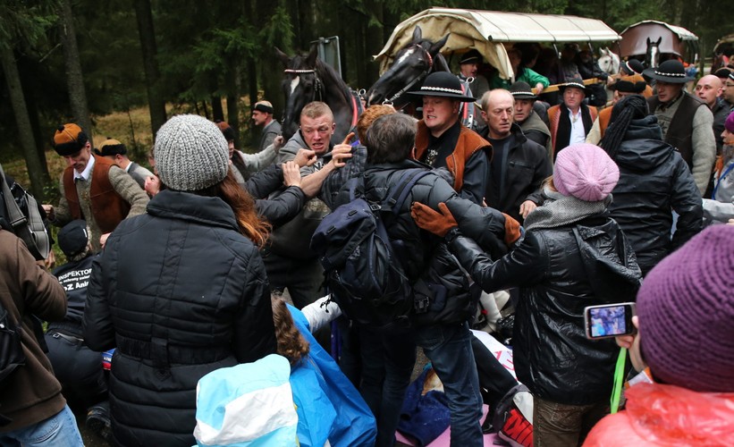 Przepychanki na zablokowanej przez ekologów drodze do Morskiego Oka