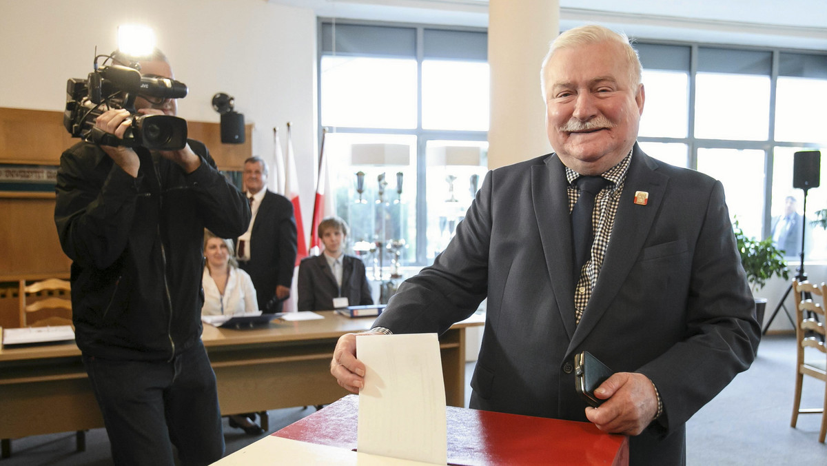 Lech Wałęsa w dzisiejszym wywiadzie dla "Rzeczpospolitej" mówi o przyczynach porażki Bronisława Komorowskiego. - Był nieprawdopodobnie atakowany przez młode wilczki. Nie miał szans - mówi były prezydent. Wałęsa krytycznie ocenił propozycję referendum, które rozpisał Komorowski, a także wypowiedział się na temat szans na utrzymanie władzy przez PO.