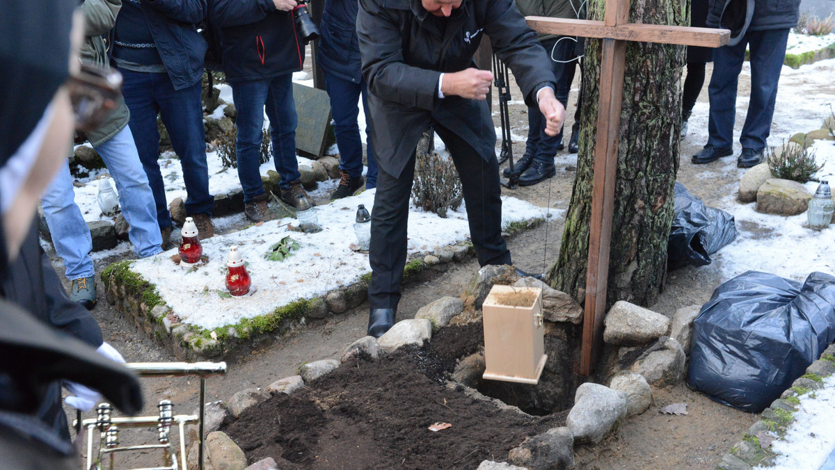 Wielu ludzi odwiedza grób Ireny Dziedzic, prawie codziennie - mówi Onetowi jedna z sióstr zakonnych, opiekujących się cmentarzem w podwarszawskich Laskach, gdzie pochowana została zmarła rok temu legenda polskiej telewizji. O tym, że jej grób jest zaniedbany, informowały niedawno media. - Czekamy na decyzję dotyczącą tego, co ma być napisane na kamieniu. Nie ma kto podjąć tej decyzji. Tak jak nie było komu zorganizować pogrzebu - podkreśla nasza rozmówczyni.