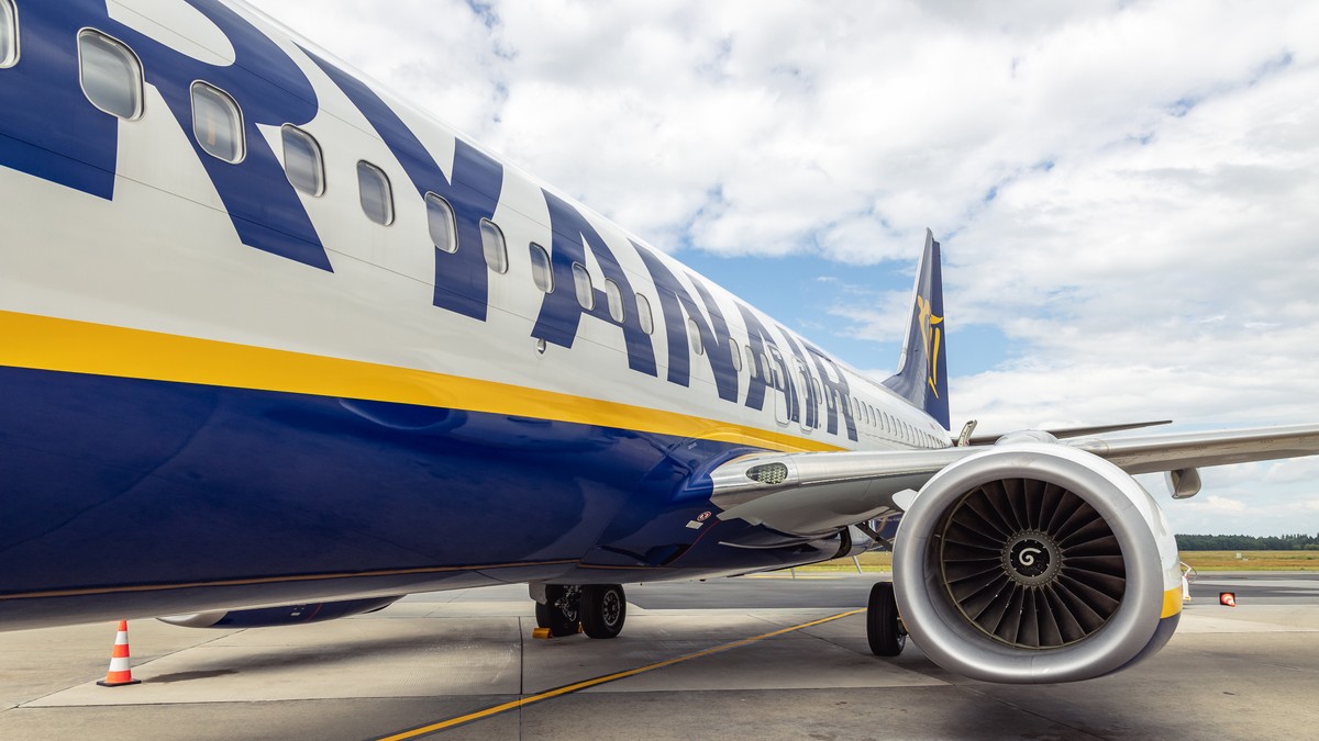 Samolot irlandzkich tanich linii lotniczych Ryanair na lotnisku Warszawa-Modlin
