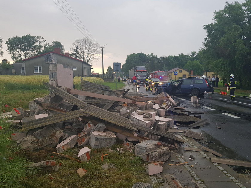 Kłodawa: pijany kierowca wjechał w przystanek. Budynek się zawalił