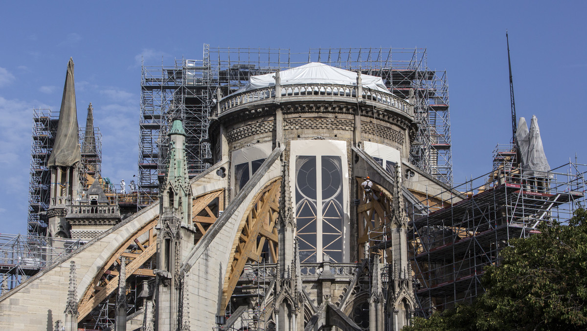 Rekordowa fala upałów nadciągająca nad Europę może doprowadzić do zawalenia się dachu katedry Notre Dame – ostrzega Philippe Villeneuve, główny architekt odpowiedzialny za francuskie zabytki.