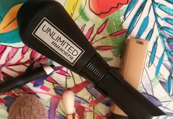 Nowy tusz L'Oreal Unlimited z ruchomą szczoteczką daje najmocniej podkreślone rzęsy [nasz test]