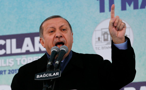 "Europa jest zbyt ważnym kontynentem, by była pozostawiona na łasce krajów bandyckich" - powiedział Erdogan na transmitowanym przez telewizję wiecu w Ankarze.