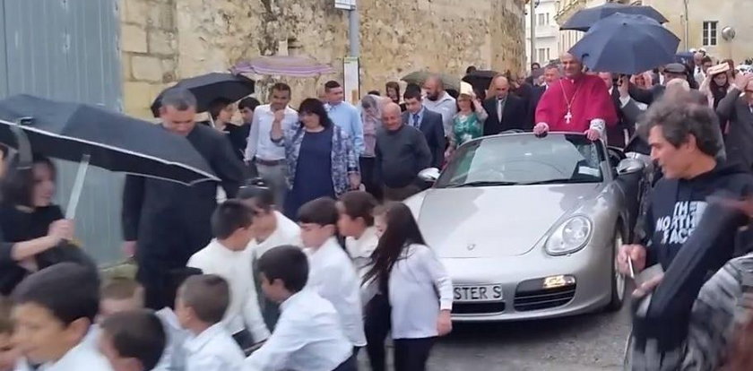 Ksiądz w porsche paradował po mieście. Auto ciągnęły dzieci