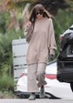 Dakota Johnson kényelmes monokróm összeállításban indul piacra Malibuban