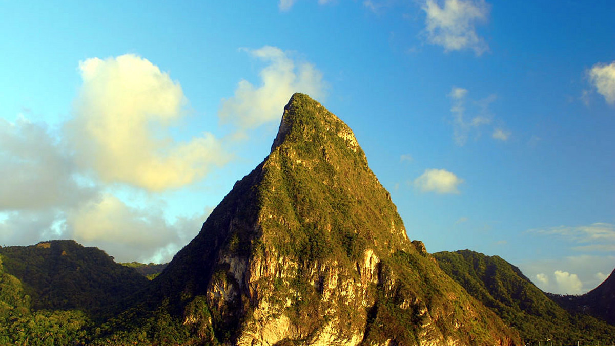 Saint Lucia i jej dogodny naturalny port Castries przez cały wiek XVII i początek XVIII w. była przedmiotem sporu Francji i Anglii (przechodziła z rąk do rąk 14 razy), by w 1814 roku ostatecznie zostać posiadłością Wielkiej Brytanii.