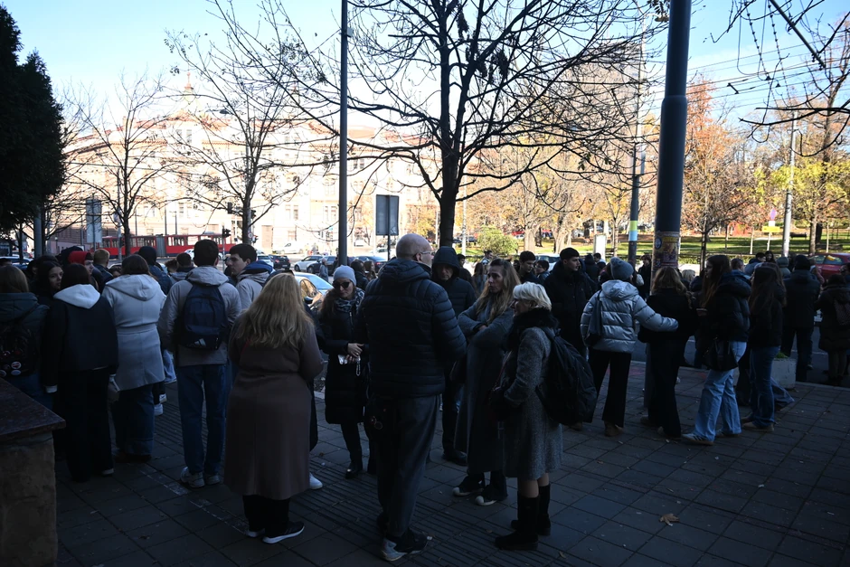 Protest đaka i roditelja Pete gimnazija ispred Ministarstva prosvete u Nemanjinoj ulici