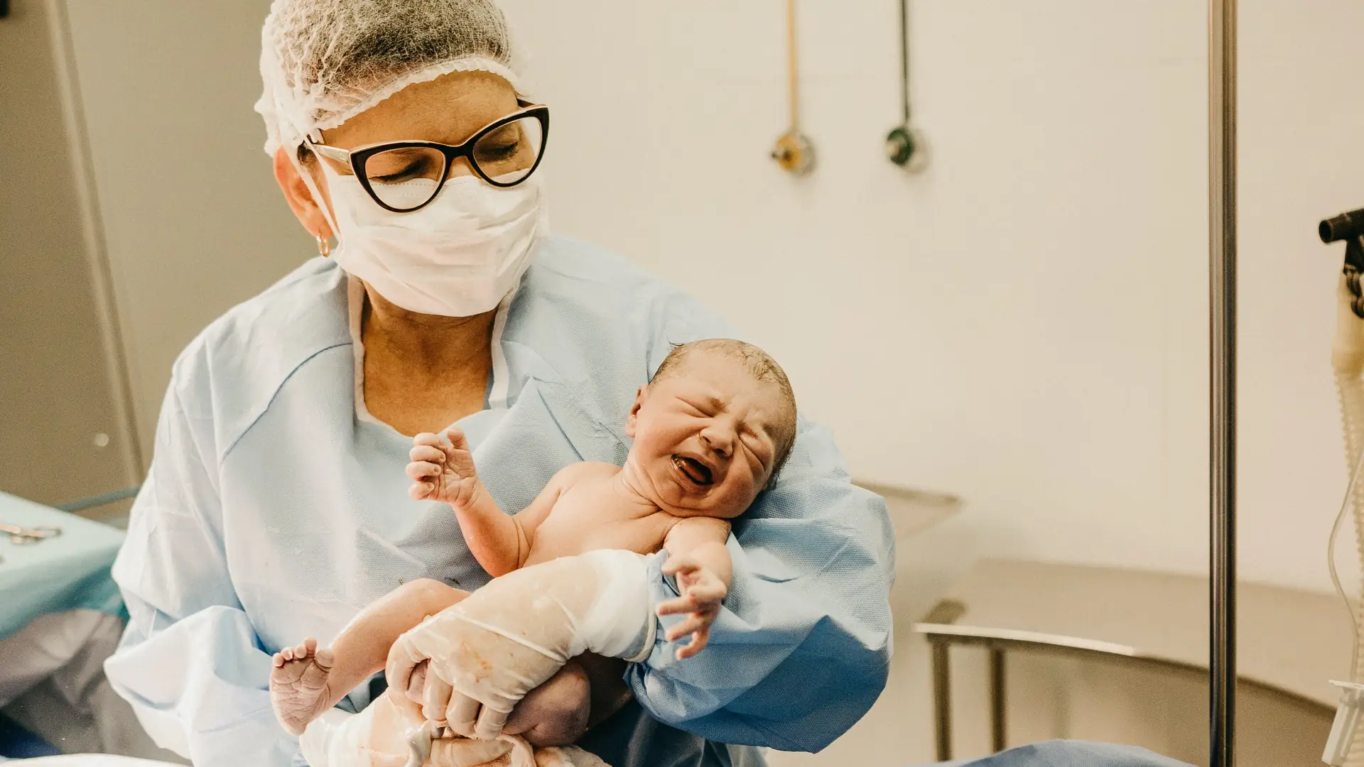 "Mąż nie wybaczy mi, jeśli urodzę w wodzie. Mówi, że ból buduje więź z dzieckiem"