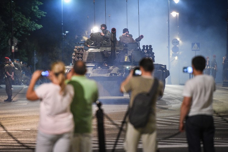 Próba generalna przed defiladą z okazji święta Wojska Polskiego, w nocy z 11 na 12 bm.  (ukit) PAP/Jacek Turczyk