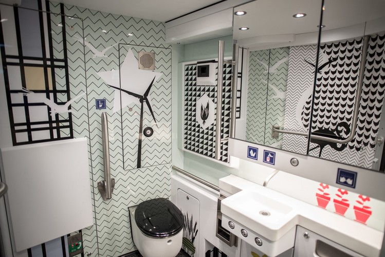 Czasami do toalety w pociągu aż strach wchodzić. W tym przypadku powinno być odwrotnie. Przewoźnik twierdzi, że  kolorowe, bogate zdobienia mają zniechęcić grafficiarzy do dekorowania wnętrz toalet własnymi „dziełami” (zwykle bardziej abstrakcyjnymi od prac Pieta Mondriana). Toalety wyglądają oryginalnie i przyjaźnie