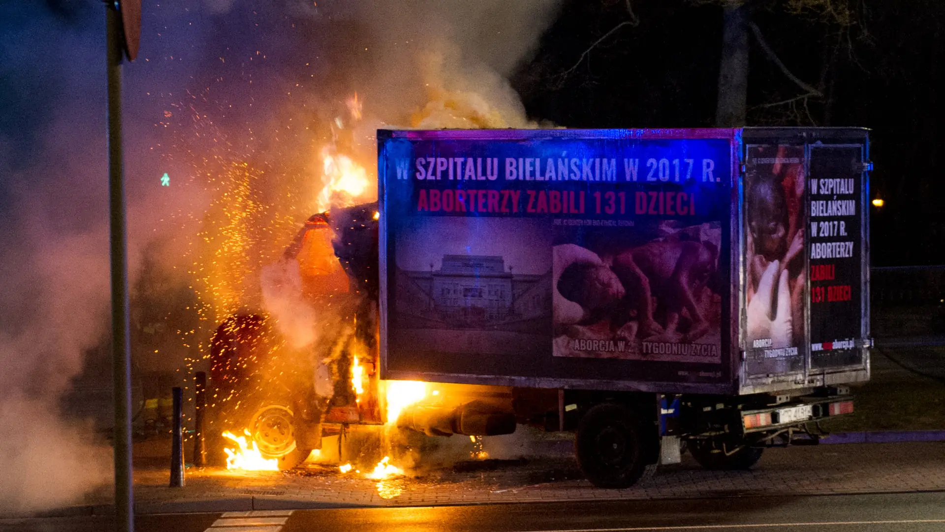 Spłonęła kolejna ciężarówka antyaborcyjna. Sprawę bada policja