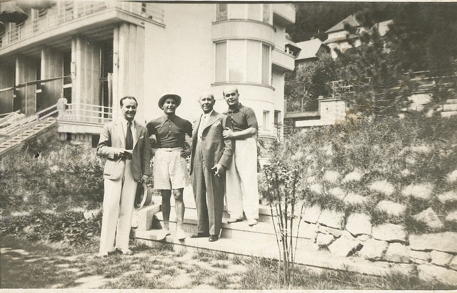 Jan Kiepura z przyjaciółmi przed hotelem Patria w Krynicy, 1930 r.