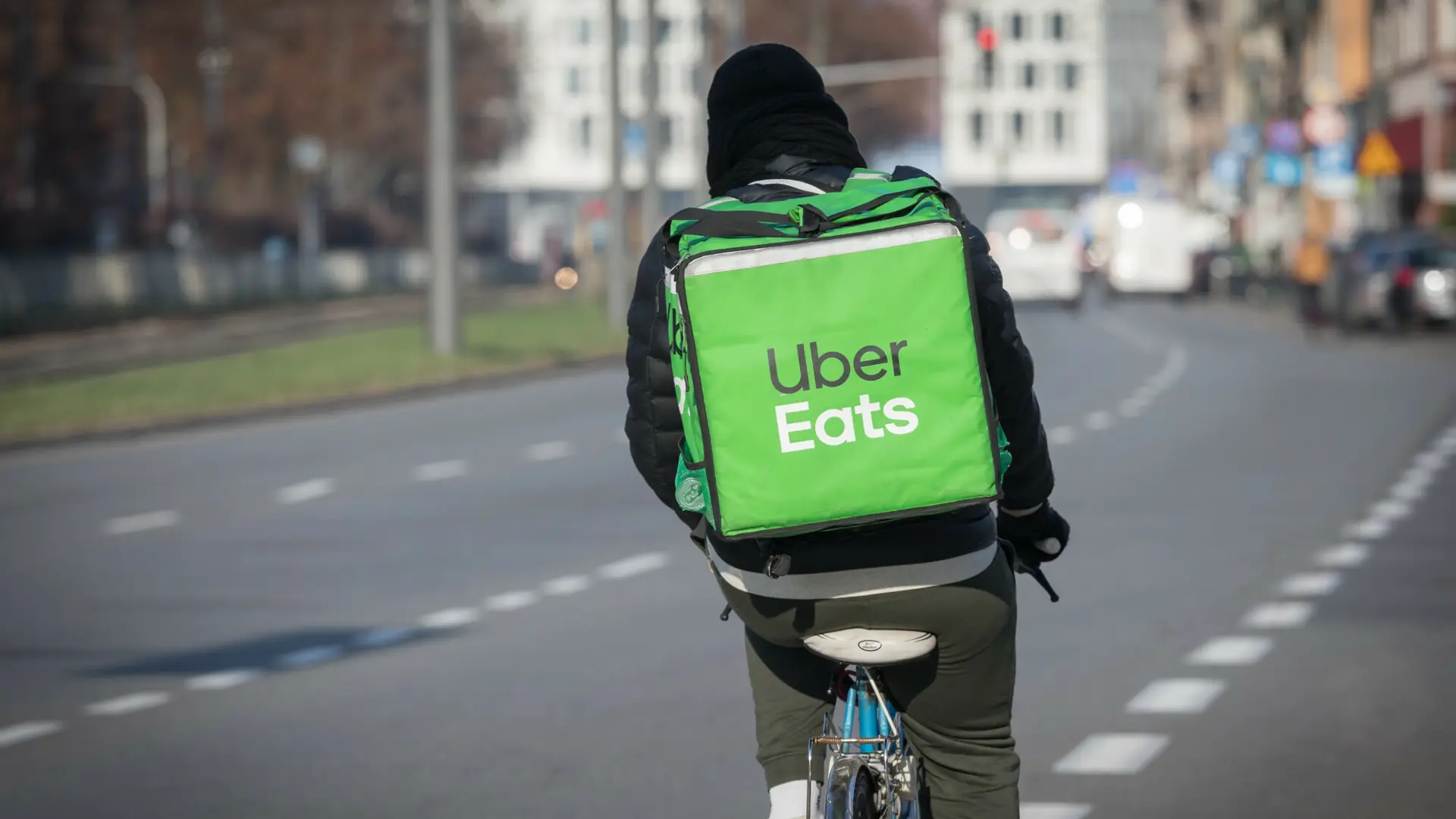 Krzysztof od lat pracuje dla Uber Eats. "Stawki są żenująco niskie, zasady higieny istnieją na papierze"