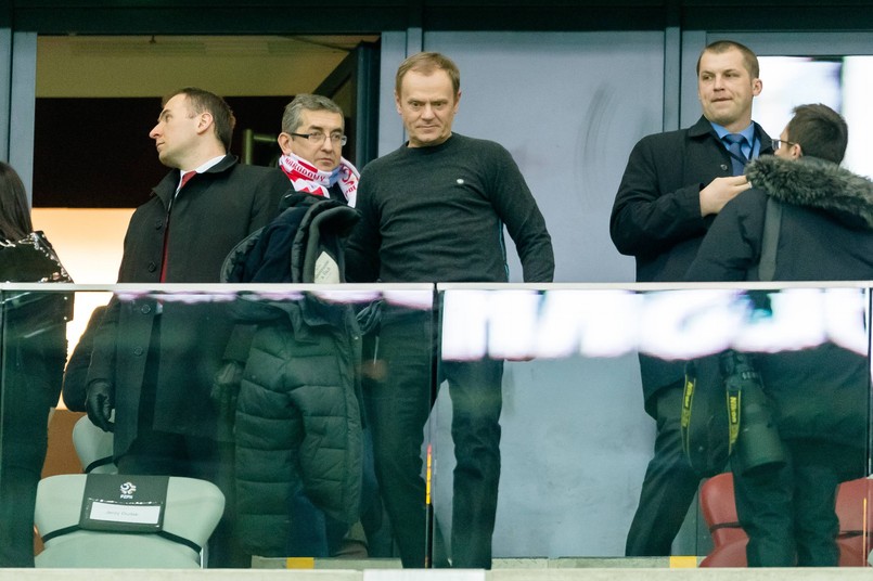 Donald Tusk bez kurtki na Stadionie Narodowym. Ciekawe czy premiera rozgrzała atmosfera, czy zagotowała gra biało-czerwonych?