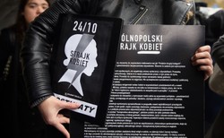 "Jestem, czuję, decyduję". "Czarny protest" przed siedzibami instytucji UE w Brukseli