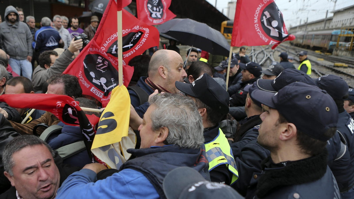 Portugalscy kolejarze rozpoczęli we wtorek po południu strajk, domagając się od rządu odstąpienia od zapowiedzianych redukcji płac w spółkach kolejowych oraz planów prywatyzacji. Na kolei zapanował chaos.