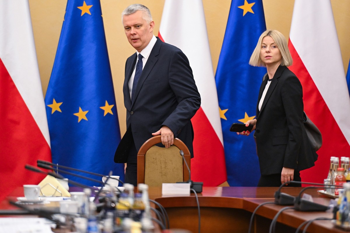 Minister spraw wewnętrznych i administracji, koordynator służb specjalnych Tomasz Siemoniak oraz podsekretarz stanu w KPRM Agnieszka Rucińska podczas narady premiera Donalda Tuska z wojewodami w Podlaskim Urzędzie Wojewódzkim w Białymstoku