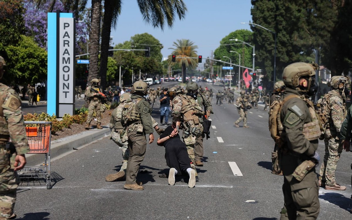 W sobotę wieczorem rzeczniczka Białego Domu Karoline Leavitt ogłosiła, że prezydent podjął decyzję o skierowaniu do hrabstwa Los Angeles 2 tys. żołnierzy Gwardii Narodowej.
