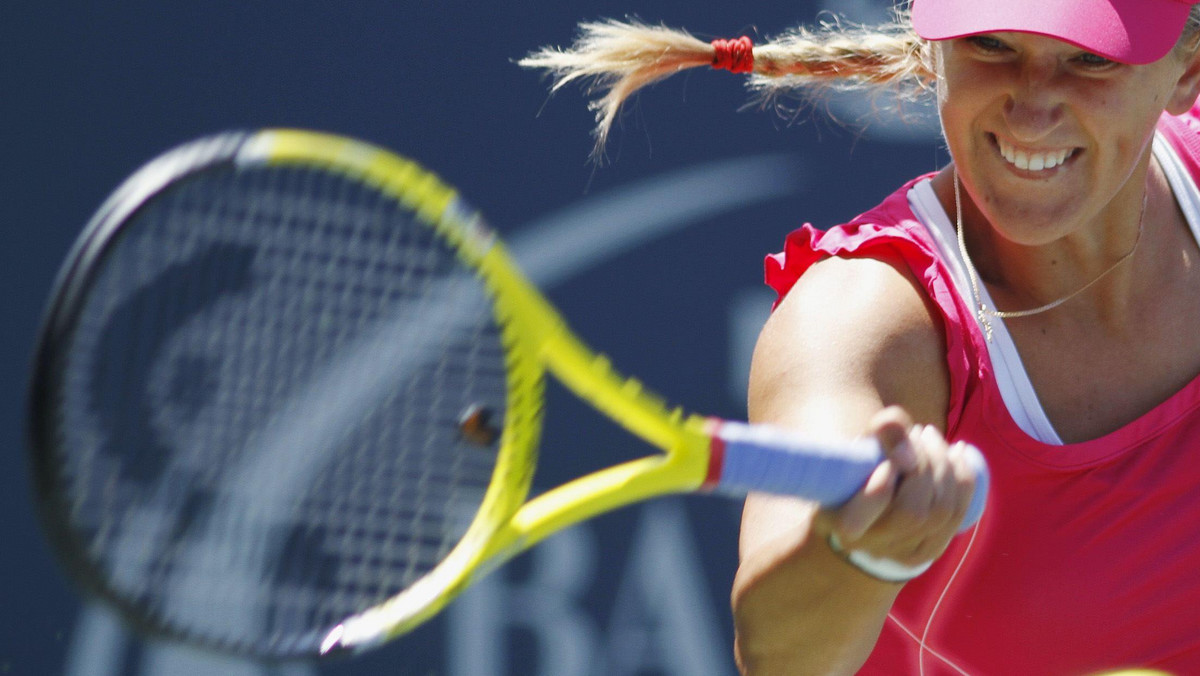 Białorusinka Wiktoria Azarenka wyeliminowała najwyżej rozstawioną tenisistkę - Australijkę Samanthę Stosur w pierwszym półfinale turnieju WTA Tour na twardych kortach w Stanford (z pulą nagród 700 tys. dol.).