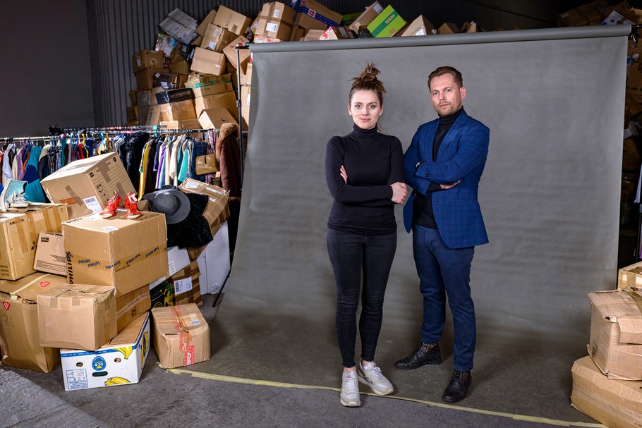 Nie sprawimy, że branża fast fashion zacznie produkować mniej, ale pomożemy jej dostrzec wartość second-hand i sprzątać po sobie. Dzięki nam każda marka odzieżowa może czerpać zyski z ponownej sprzedaży wyprodukowanych wcześniej ubrań czy obuwia i jednocześnie działać bardziej odpowiedzialnie – mówią Zosia Zochniak i Tomek Bocian, pomysłodawcy i współzałożyciele start-upu Ubrania do Oddania