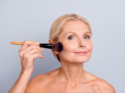 Jak odmłodzić skórę makijażem? Kilka skutecznych trików