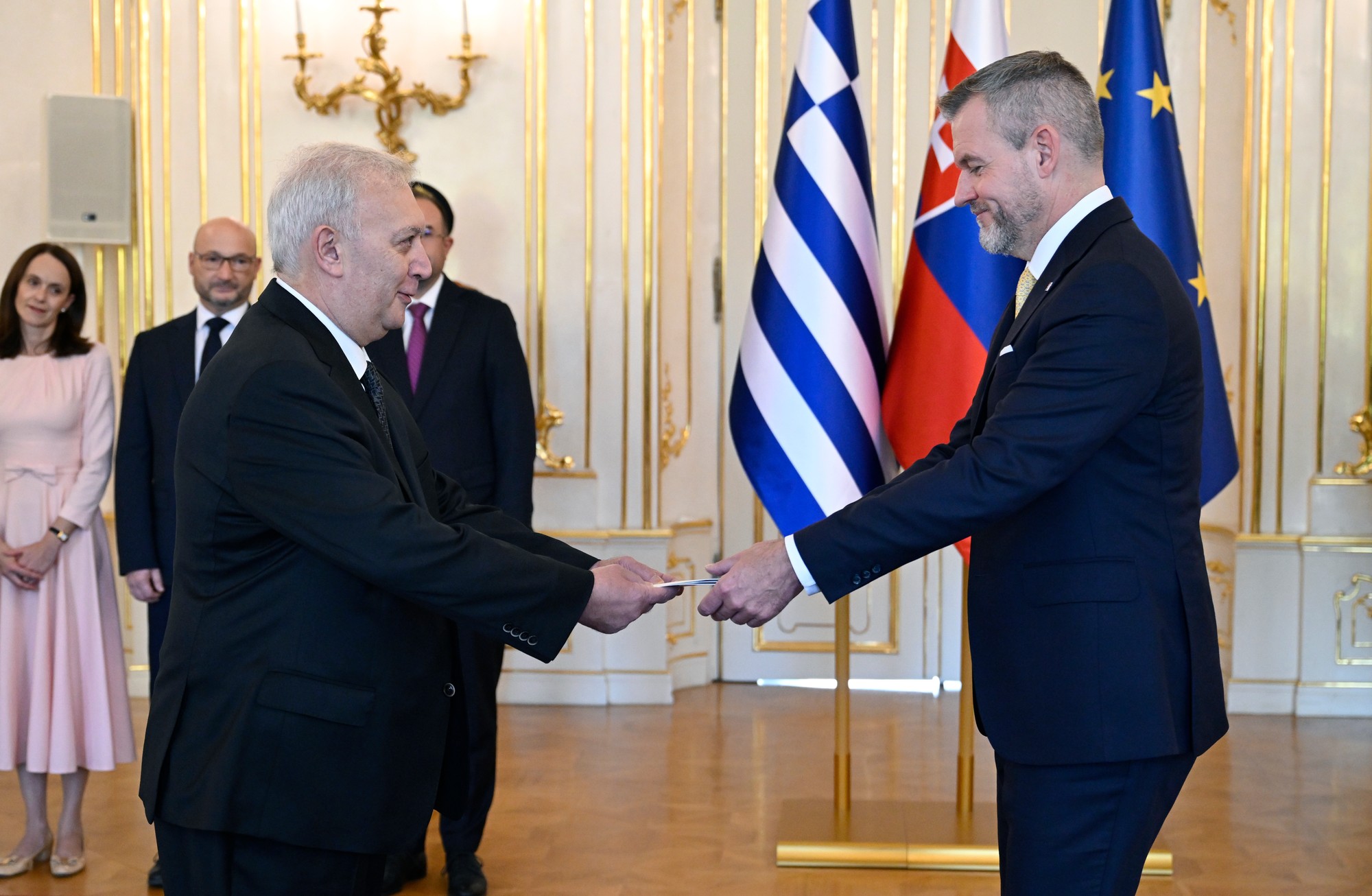 Prezident SR Peter Pellegrini a mimoriadny splnomocnený veľvyslanec Helénskej republiky v SR Yorgos Diacofotakis.