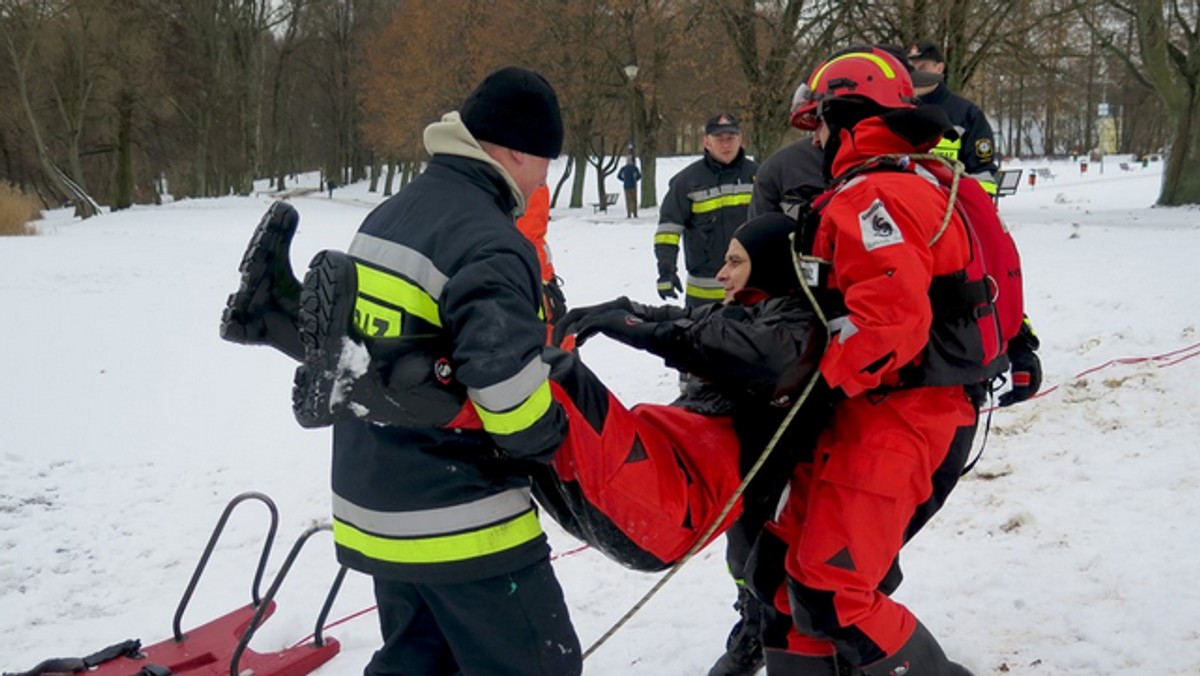 Ratownictwo na lodzie to często narażanie także swojego życia, dlatego strażacy z Olsztyna trenują, jak bezpiecznie prowadzić takie akcje.