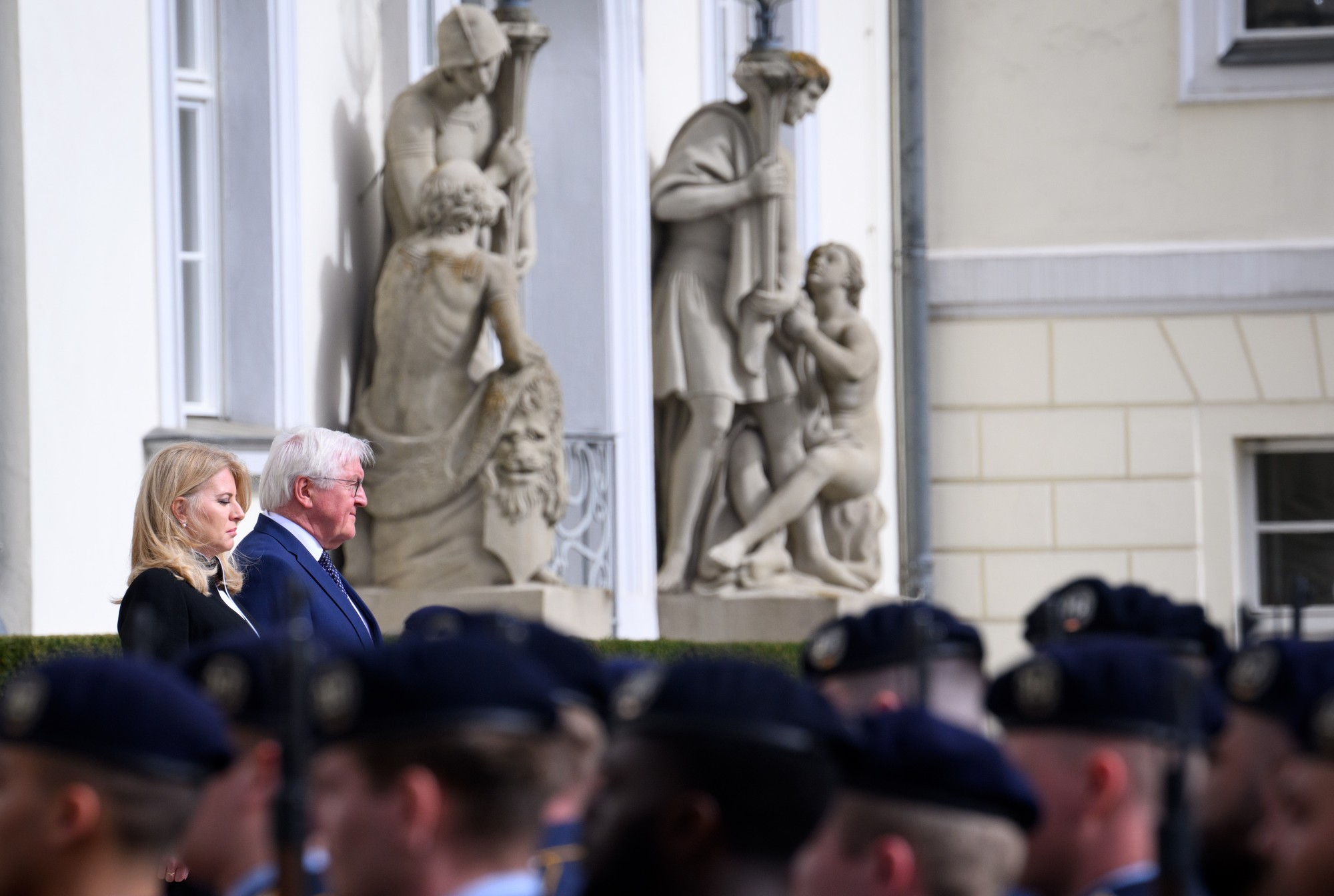 Nemecký prezident Frank-Walter Steinmeier a slovenská prezidentka Zuzana Čaputová počas prehliadky čestnej stráže v rámci jej návštevy Nemecka.