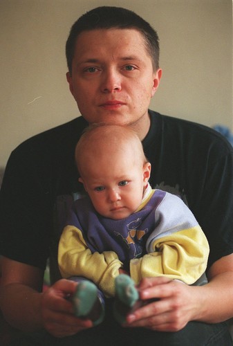 Muniek Staszczyk z dzieckiem w 1994 roku