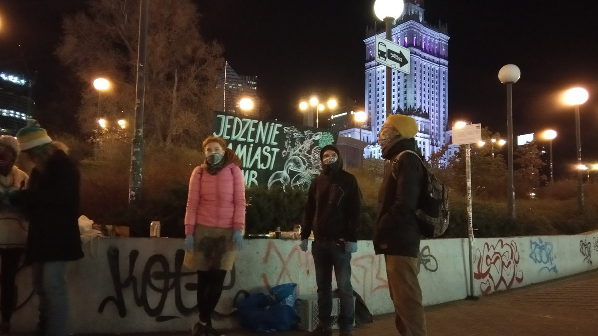 Na patelni wieczorem hałas. Ktoś idzie na metro, inny na Centralny, ktoś jeszcze czeka przy schodach na znajomego. Spieszący się przechodzień chwyta ulotkę od rozdającego je, ubranego w dwie kurtki człowieka. Przy śmietniku ktoś gasi nerwowo papierosa. Ze szczekaczki nadają coś o Żydach, że chcą nas okraść.