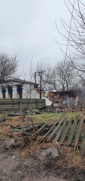 Rosyjskie wojska zniszczyły większość domów i budynków w centralnej części wsi