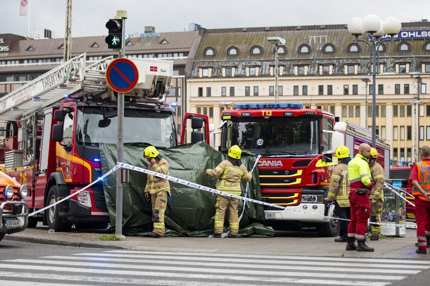 Rescue personnel have covered a stabbing victim on the Turku Market Square, in Turku