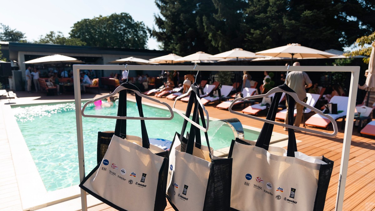 Agape pool & lounge, radio far žurka