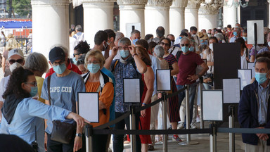 Tłumy turystów w Wenecji, kolejka do Pałacu Dożów