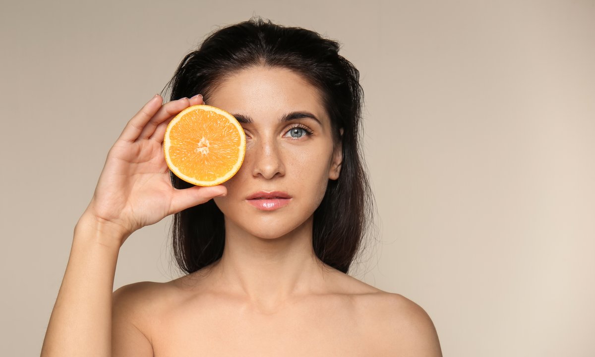 Hitowe serum wręcz pęka od 20-proc. witaminy C. A ponad 500 opinii mówi o tym, jak cudownie rozświetla i napina