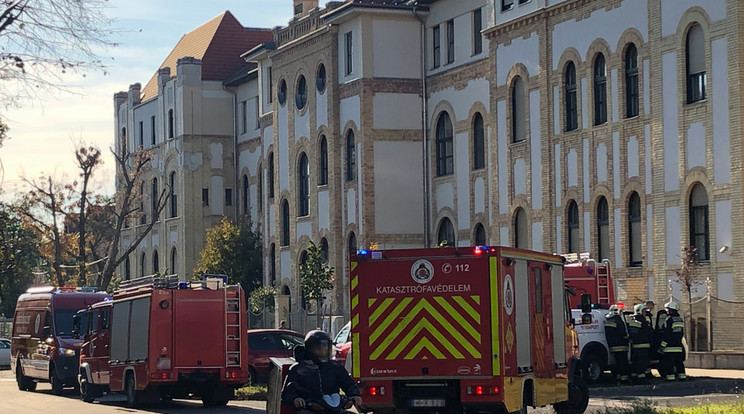 Füst miatt vonultak ki a tűzoltók a kórházhoz / Fotó: Blikk