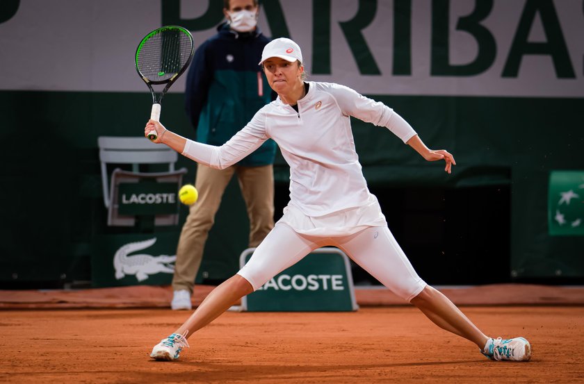 Co za rewanż! Jesienią 2020 roku Iga Świątek deklasuje Simone Halep. Wygrywa z Rumunką 6:1 i 6:2. 