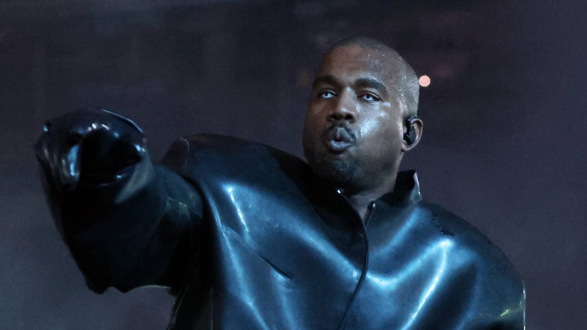 Nincs bírás Kanye Westtel: megint Kim pasiját veri egy videoklipben