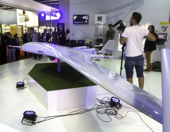 Krajem partnerskim targów jest w tym roku Norwegia. Minister obrony tego państwa, Ine Marie Eriksen Soreide mówiła o konieczności przystosowania się do nowej sytuacji. Jej zdaniem, dziś stajemy wobec zmiany środowiska bezpieczeństwa, co będzie miało długoterminowe konsekwencje dla stabilności. Rosja pokazała, że jest w stanie użyć siły, żeby osiągnąć strategiczne cele. Niebezpieczeństwo czai się także w Syrii, Iraku, Magrebie i Sahelu.<br>Na zdjęciu: Dron taktyczny Manta WB Groups zaprezentowany w Pawilonie Polskiej Grupy Zbrojeniowej podczas XXIII Międzynarodowego Salonu Przemysłu Obronnego w Kielcach.