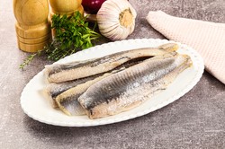 Ten błąd podczas moczenia śledzi popełnia wiele osób. Są gorzkie i nie smakują