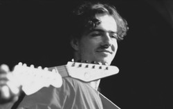 Zmarł gitarzysta Czerwonych Gitar. Zespół we wzruszających słowach żegna Arka Malinowskiego